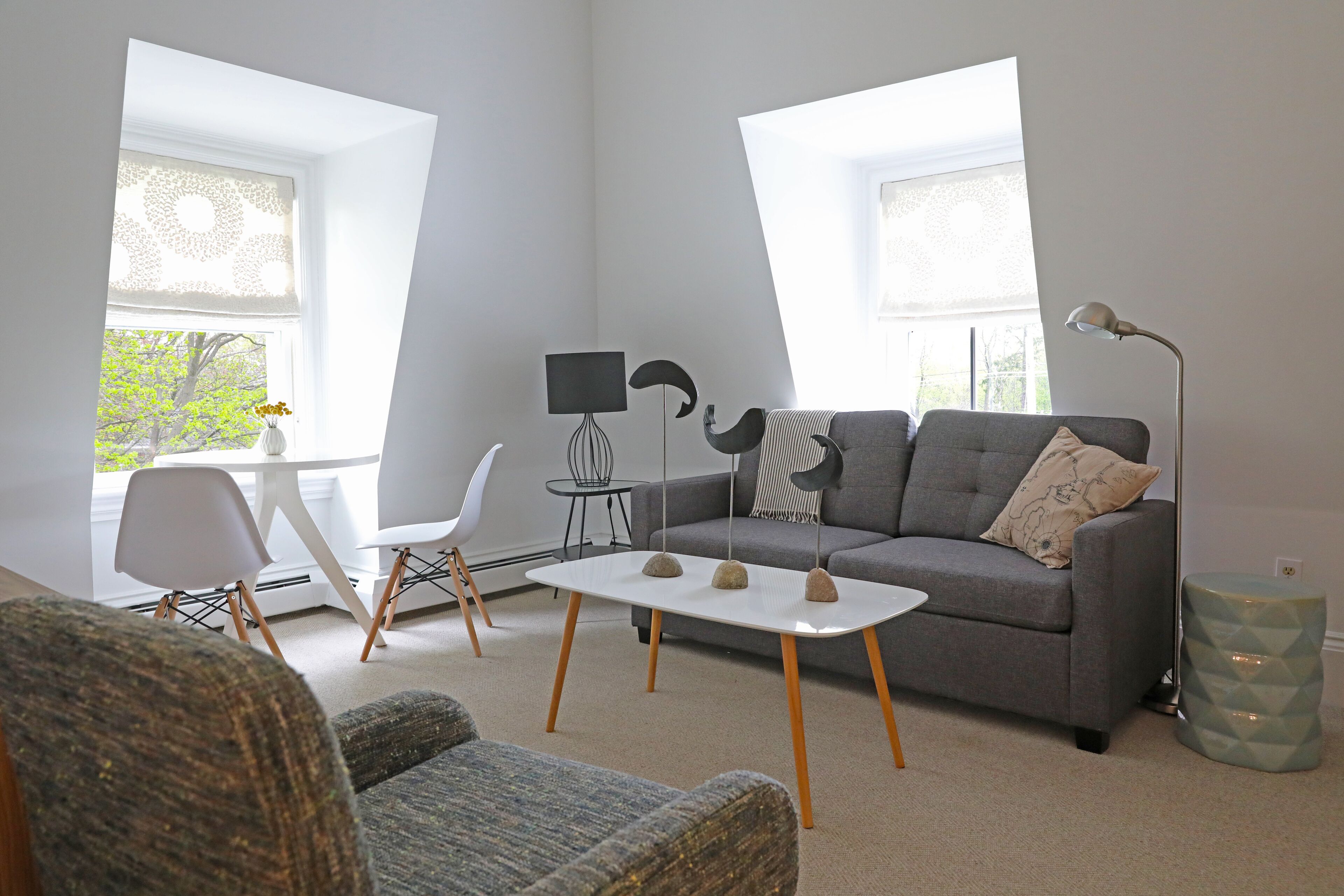 小型套房, 1 张特大床和 1 张沙发床 | 起居区 |  平板电视