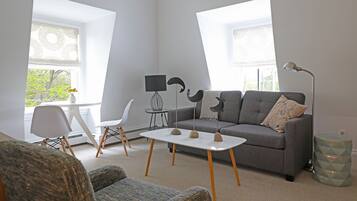 King Jr. Suite | Living area | Flat-screen TV