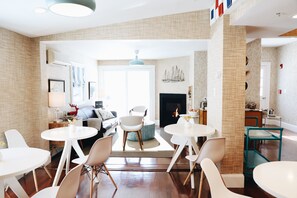 Lobby sitting area - The Hotel Marblehead (Marblehead)