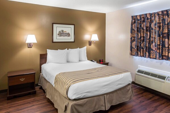 Caja de seguridad en la habitación y tabla de planchar con plancha 