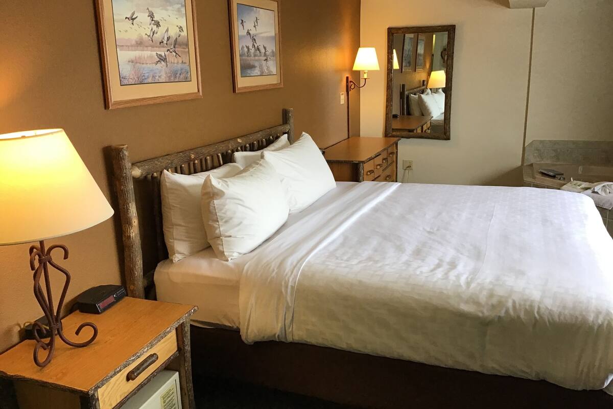 luxury suite, 1 king bed, non smoking | in-room safe, soundproofing, iron/ironing board, free wifi