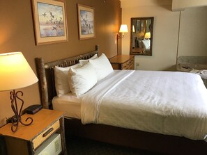 Luxury Suite, 1 King Bed | In-room safe, soundproofing, iron/ironing board, free WiFi