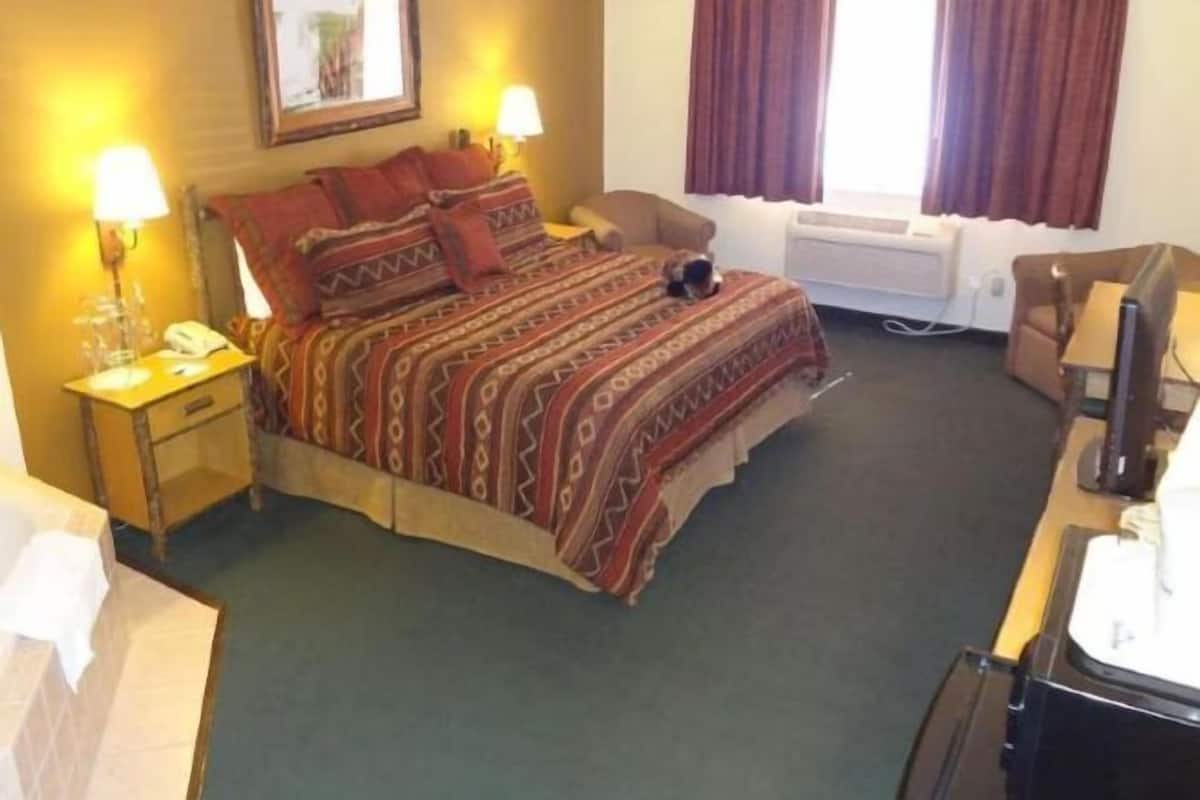 In-room safe, soundproofing, iron/ironing board, free WiFi