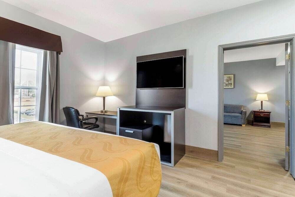 Pillowtop beds, desk, iron/ironing board, free WiFi