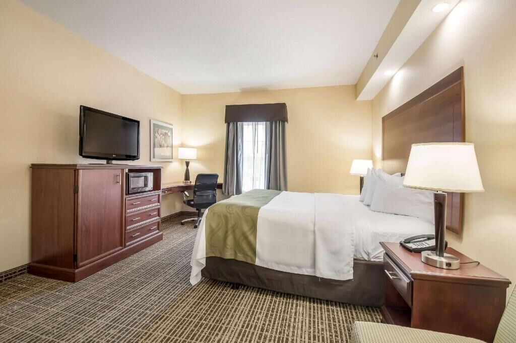 Pillowtop beds, desk, iron/ironing board, free WiFi