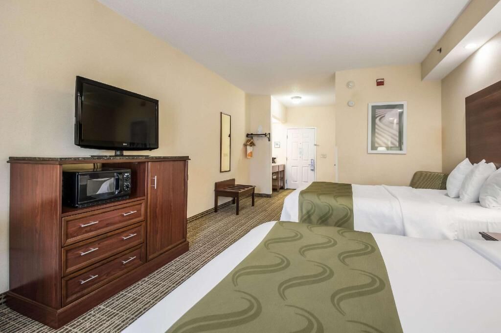 Pillowtop beds, desk, iron/ironing board, free WiFi