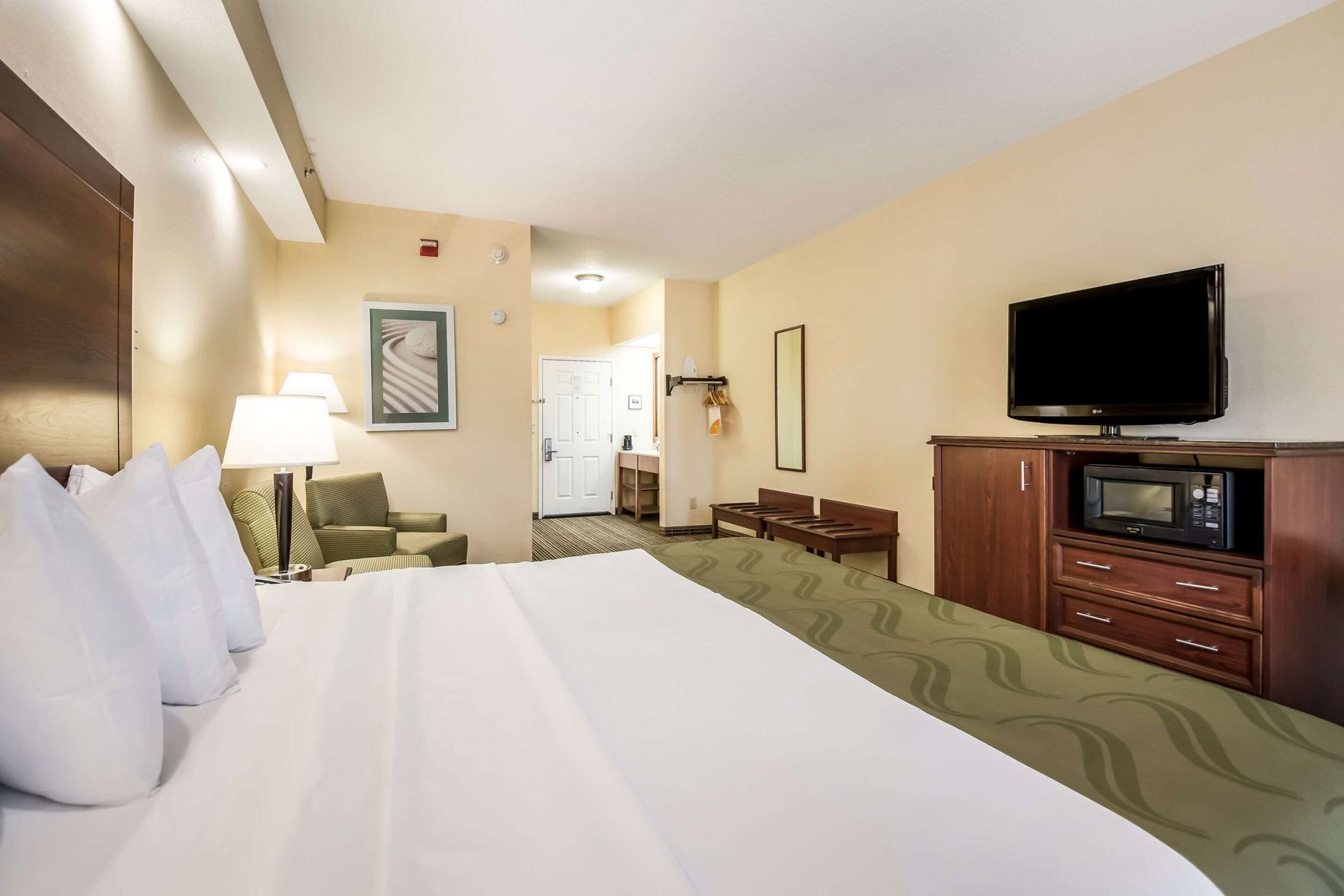 Pillowtop beds, desk, iron/ironing board, free WiFi