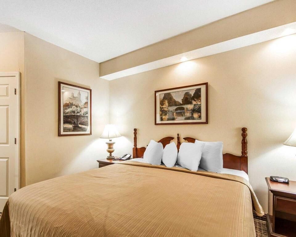 Pillowtop beds, desk, iron/ironing board, free WiFi