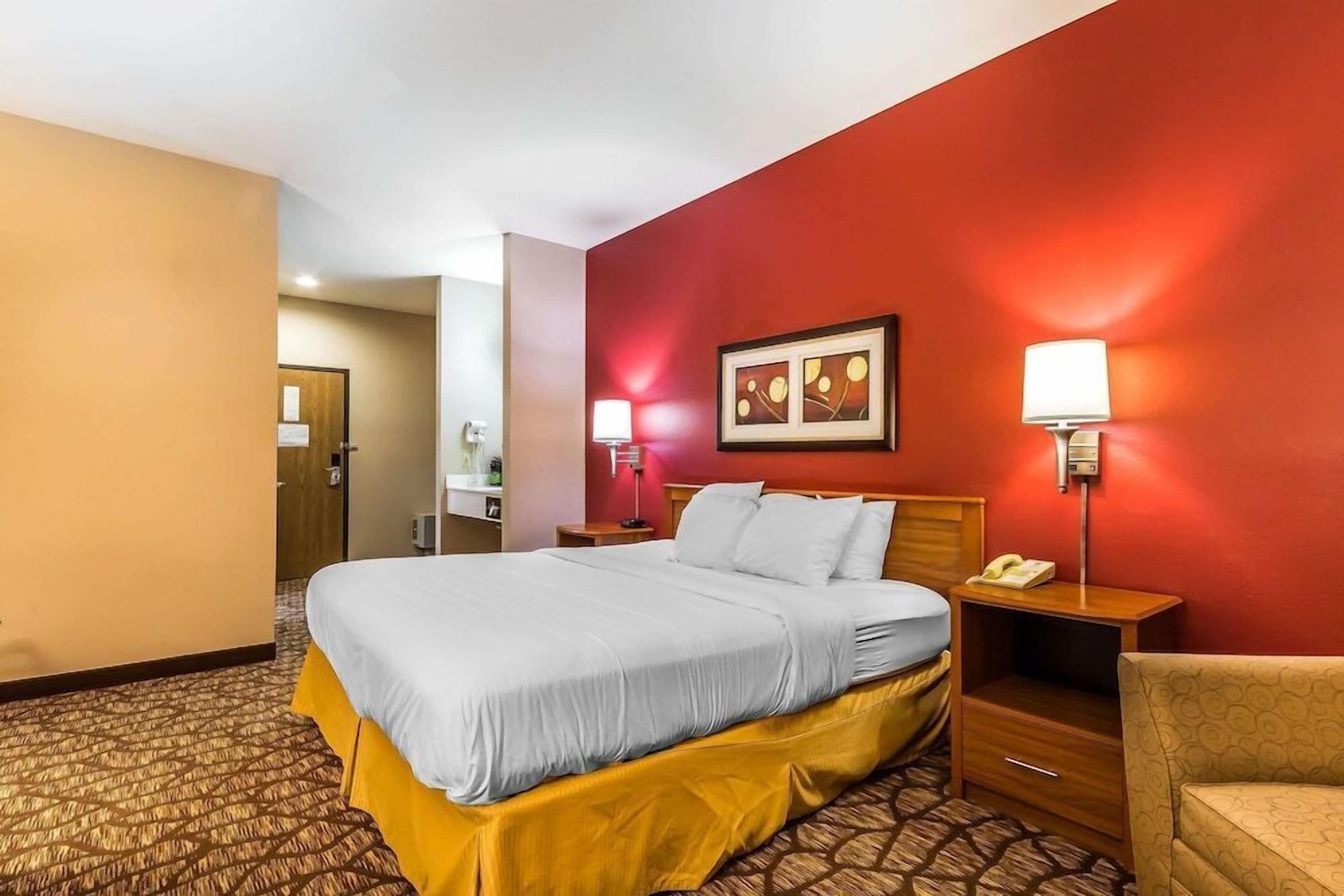 Ropa de cama de alta calidad y caja de seguridad en la habitación 