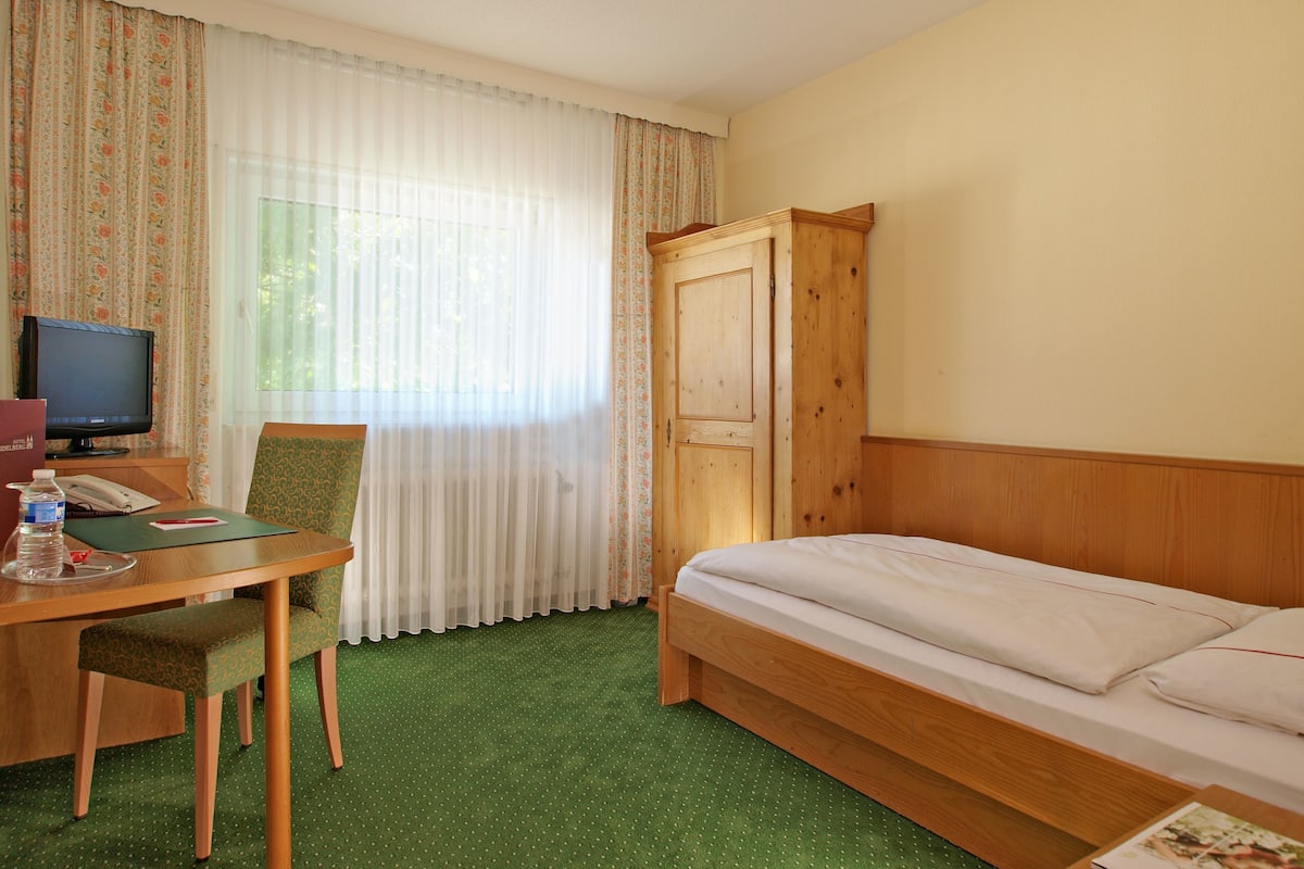 Single Room | Hypo-allergenic bedding, individually decorated, individually furnished