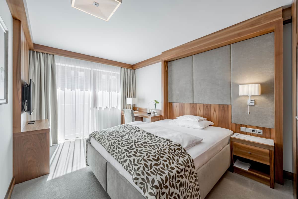 Chambre simple Confort (Grand Lit) | Literie de qualité, couette en duvet, minibar, coffre-fort