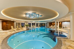 Innenpool, 2 AuĂenpools, Sonnenschirme, LiegestĂŒhle