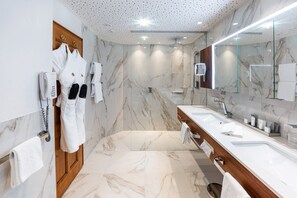 Designer toiletries, hair dryer, bathrobes, slippers - Hotel Trofana Royal (Ischgl)