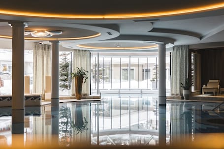 Una piscina techada, 2 piscinas al aire libre, sombrillas
