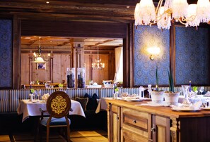 2 Restaurants, Mittagessen, Abendessen, Brunch, internationale Küche