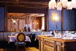 2 restaurants, serveren lunch, diner, brunch, internationale gerechten