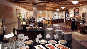 Free daily buffet breakfast - Hotel Trofana Royal (Ischgl)