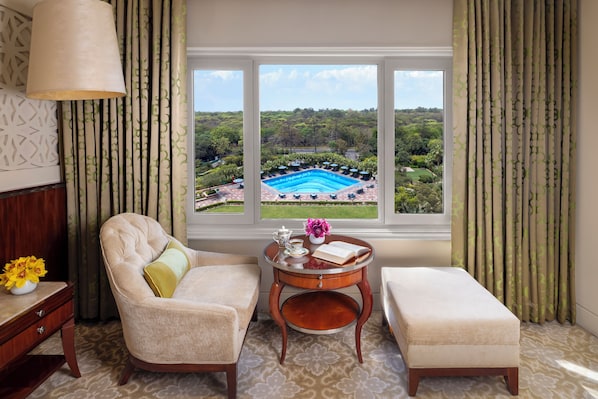 Deluxe Room King Bed Forest and Pool View | SÀngtillbehör av högsta kvalitet och minibar