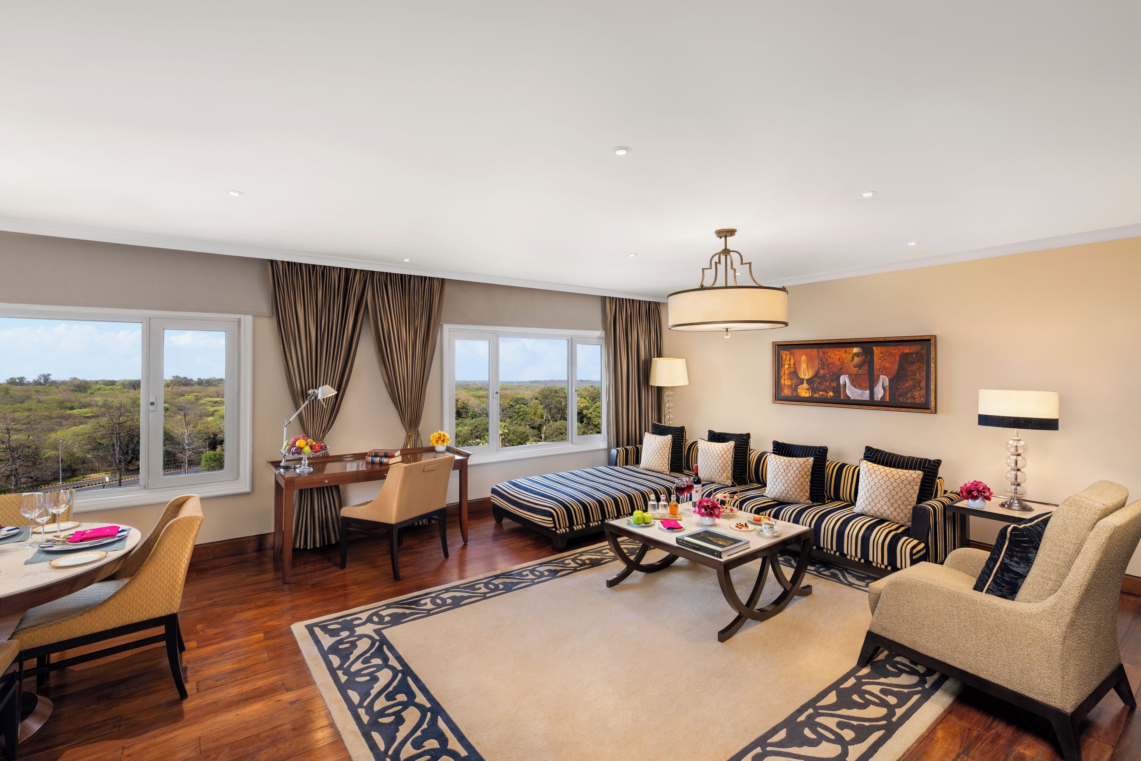 Luxury Suite King Bed Pool View | 高級寝具、ミニバー、セーフティボックス (室内)、客室ごとに異なる装飾