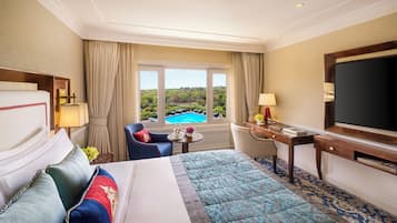 スーペリア ルーム キングベッド 1 台 プールビュー (Forest View) | 高級寝具、ミニバー、セーフティボックス (室内)、客室ごとに異なる装飾