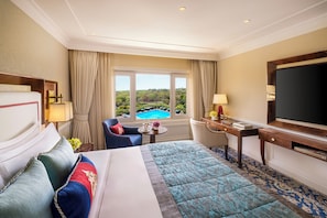 Superior-rum - 1 kingsize-sÀng - utsikt mot poolen (Forest View) | SÀngtillbehör av högsta kvalitet och minibar