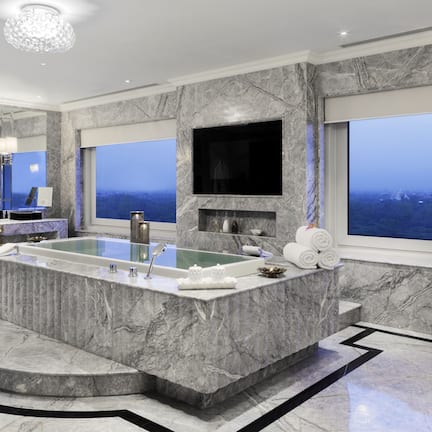 Tata Suite 2 Bed King/ Twin Pool View | Bathroom | Combined shower/tub, designer toiletries, hair dryer, bathrobes