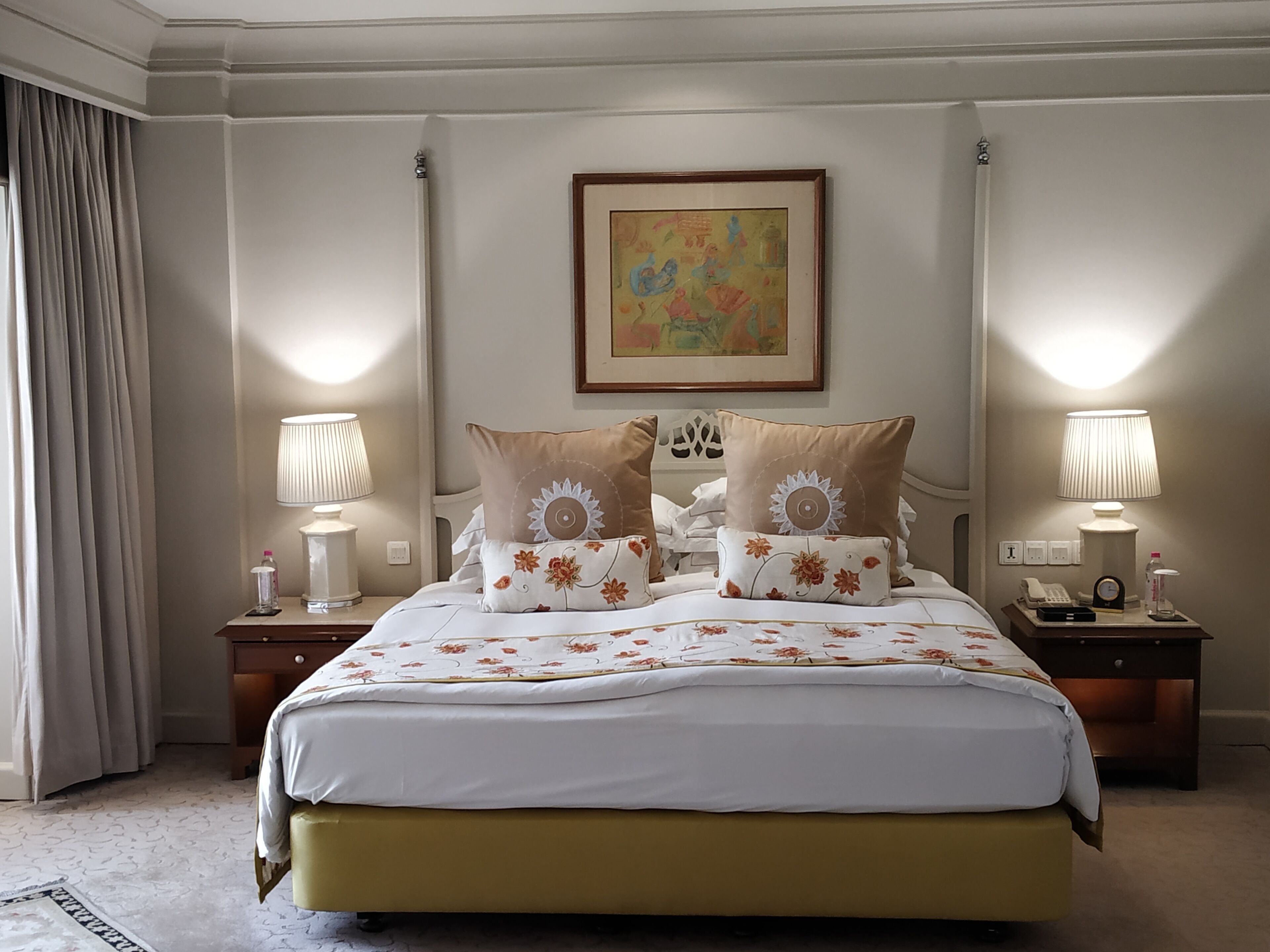 Premium bedding, down comforters, minibar, in-room safe