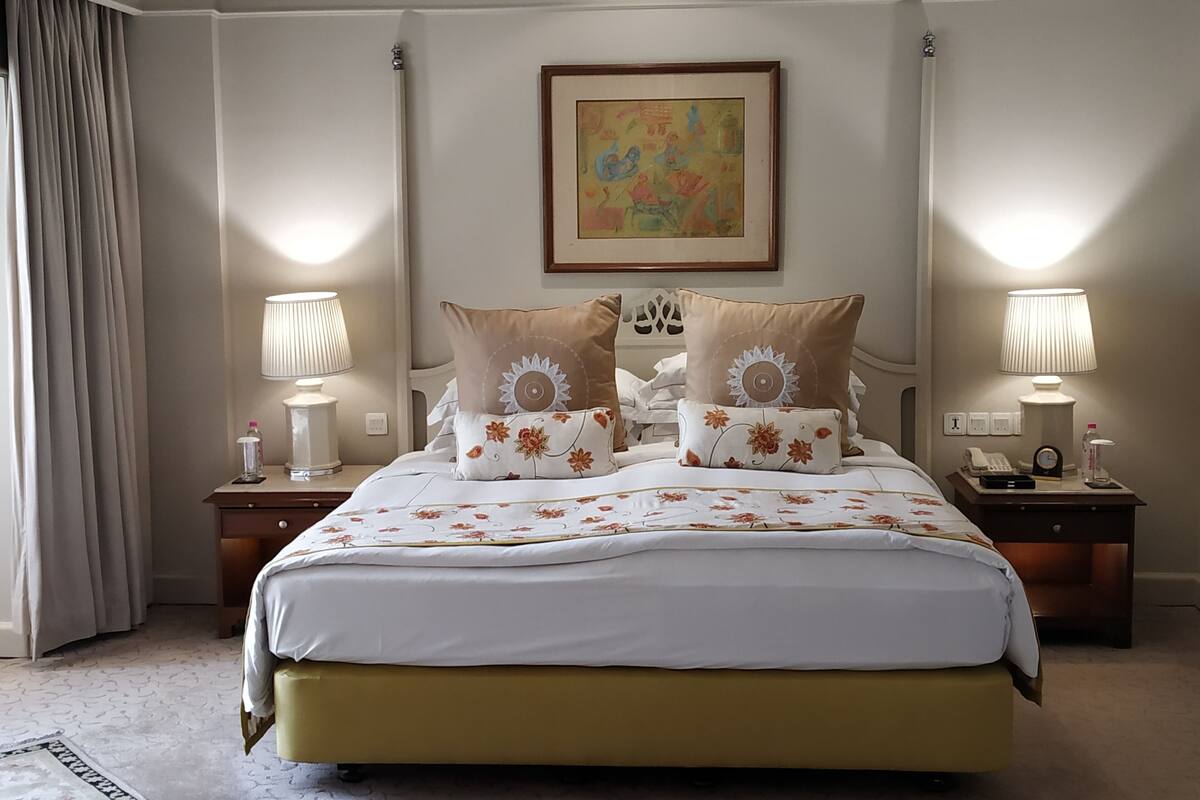 Premium bedding, down comforters, minibar, in-room safe