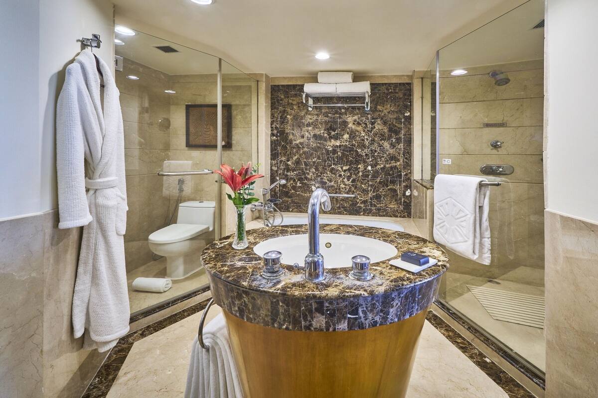 premium suite, 1 bedroom | bathroom | shower, designer toiletries, hair dryer, bathrobes