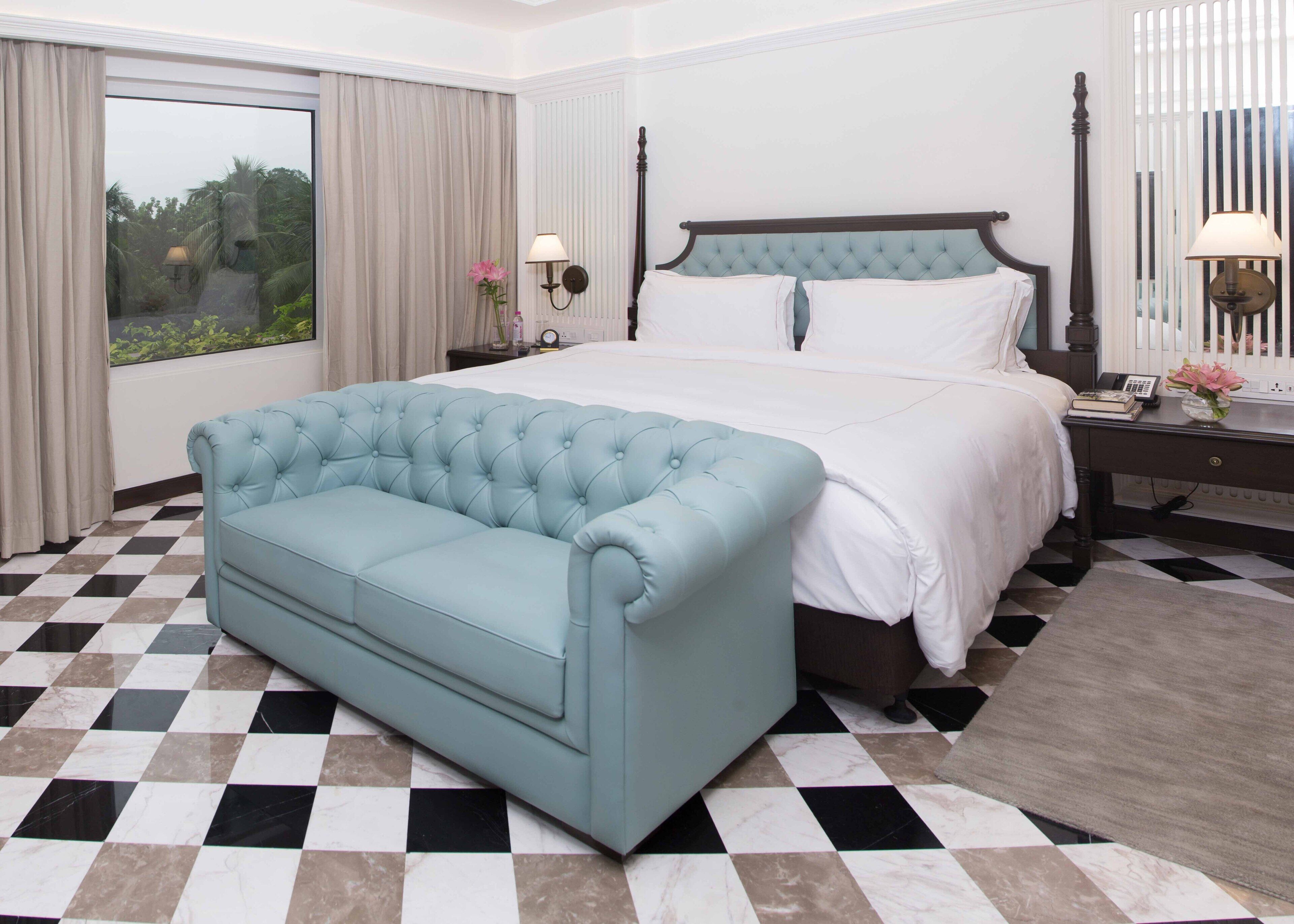 高档床上用品、羽绒被、迷你吧、客房内保险箱