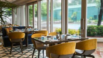3 restaurants; breakfast, lunch, dinner, and brunch served