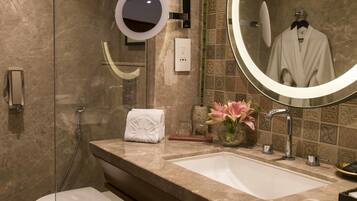 Une salle de bain moderne avec une douche à parois de verre, un meuble-lavabo et un grand miroir.