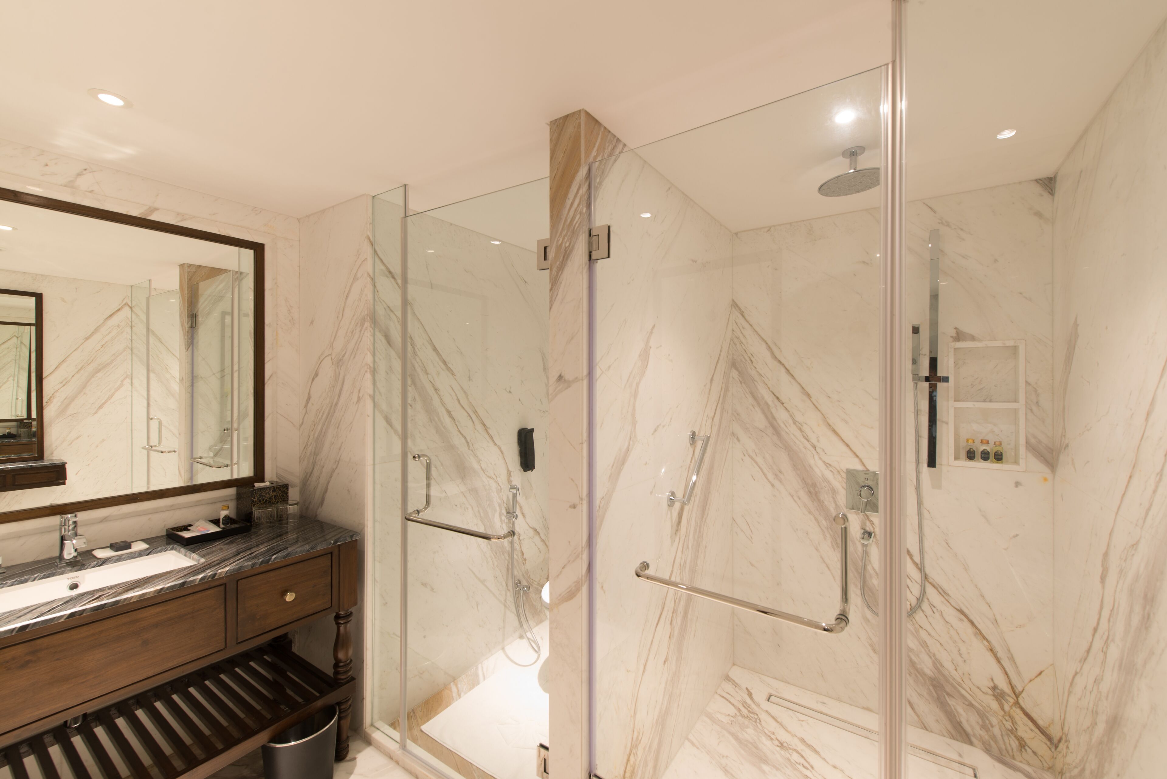 Luxury Suite, 1 King Bed, Garden View | Bathroom