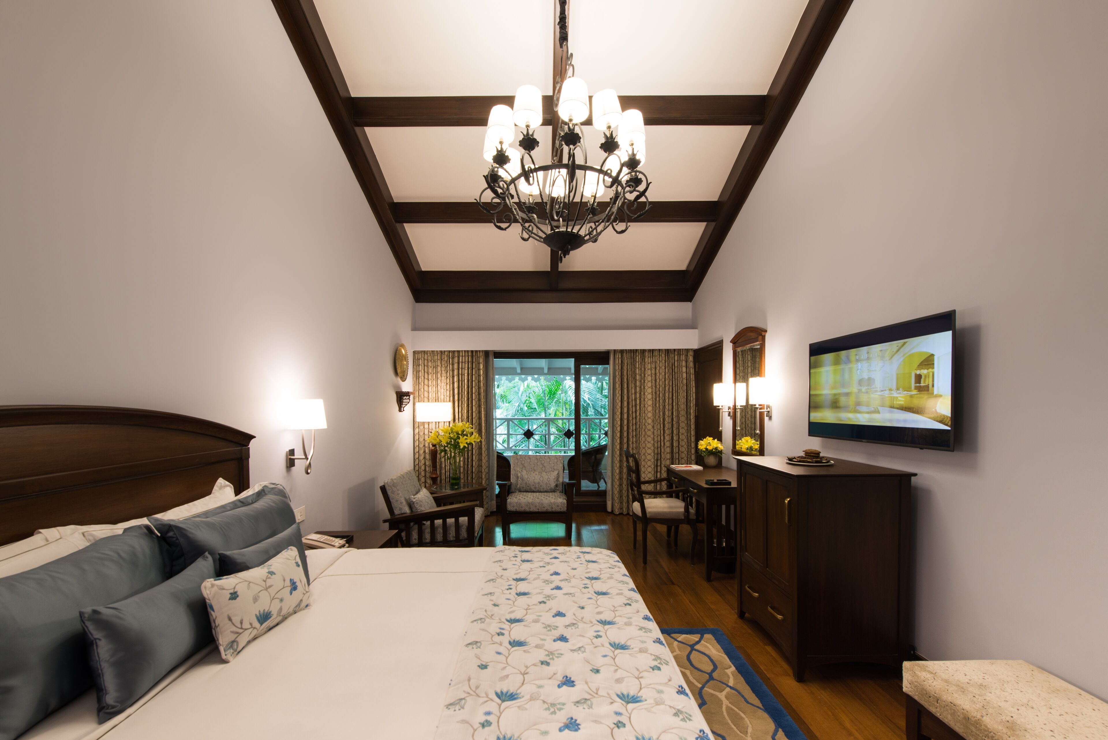 Luxury Suite, 1 King Bed, Garden View | Frette Italian sheets, premium bedding, down comforters, pillowtop beds