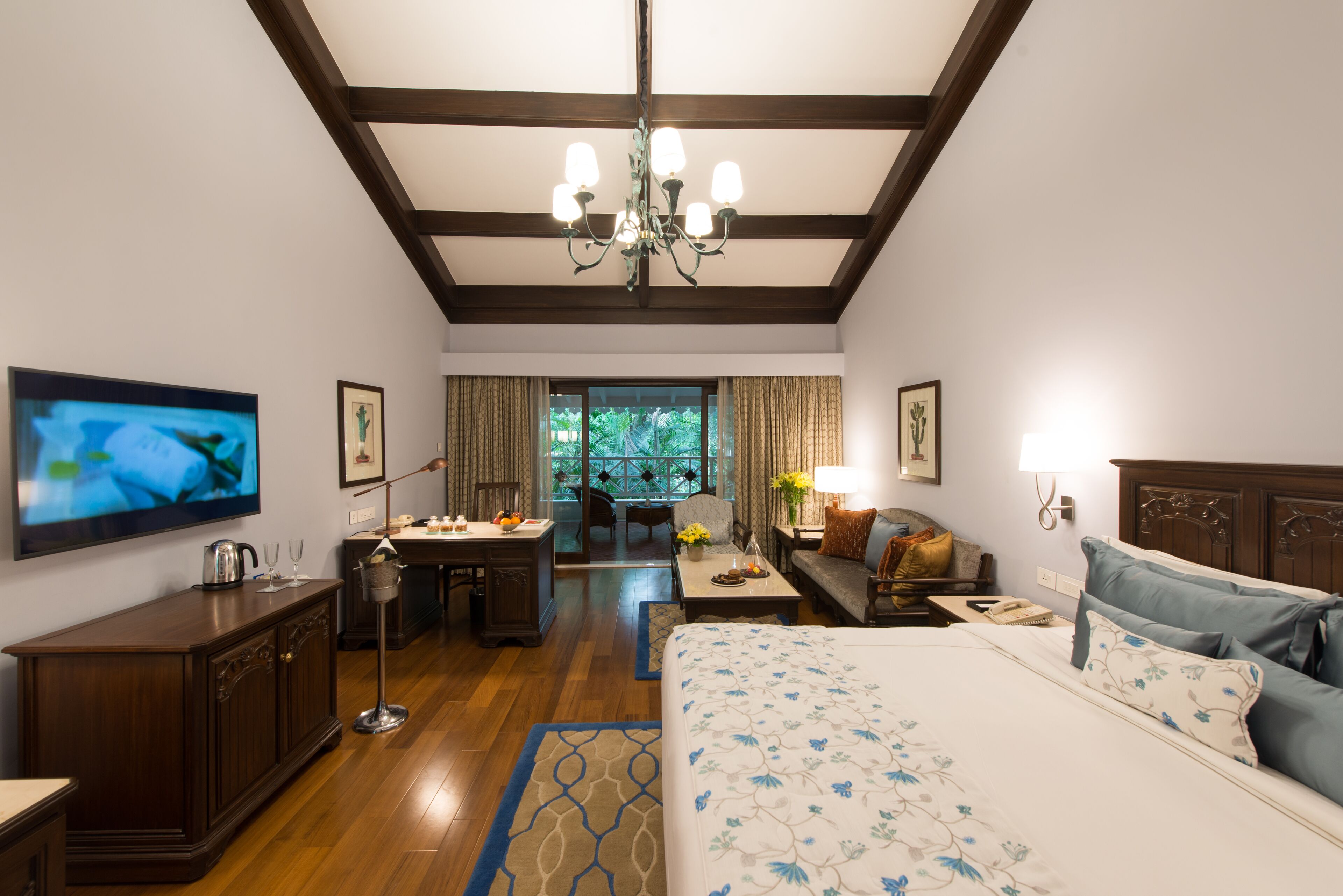 Luxury Suite, 1 King Bed, Garden View | Frette Italian sheets, premium bedding, down comforters, pillowtop beds