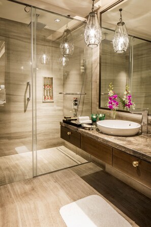 Taj Club, Room, 1 King Bed, Club Lounge Access | Bathroom | Shower, free toiletries, hair dryer, bathrobes - Taj West End (Bengaluru)