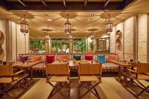 2 restaurantes; se sirve desayuno, almuerzo, cena y brunch