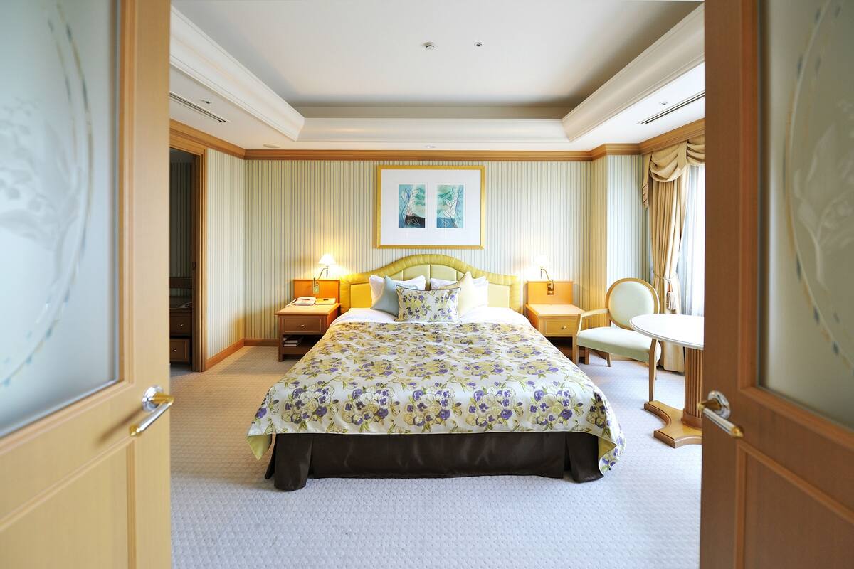 suite, non smoking | in-room safe, desk, soundproofing, free wifi