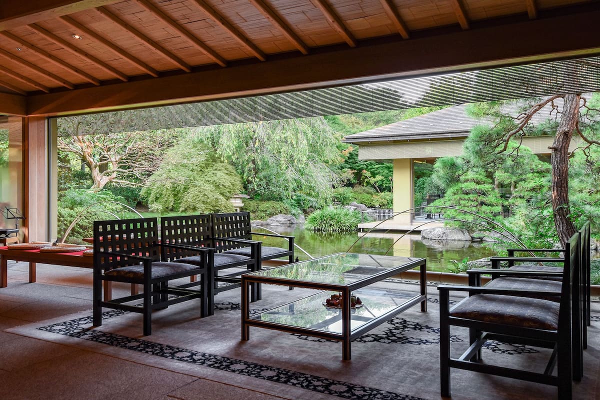 3 restaurants, breakfast, lunch, dinner served; chinese cuisine