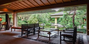 3 restaurants, breakfast, lunch, dinner served; Chinese cuisine