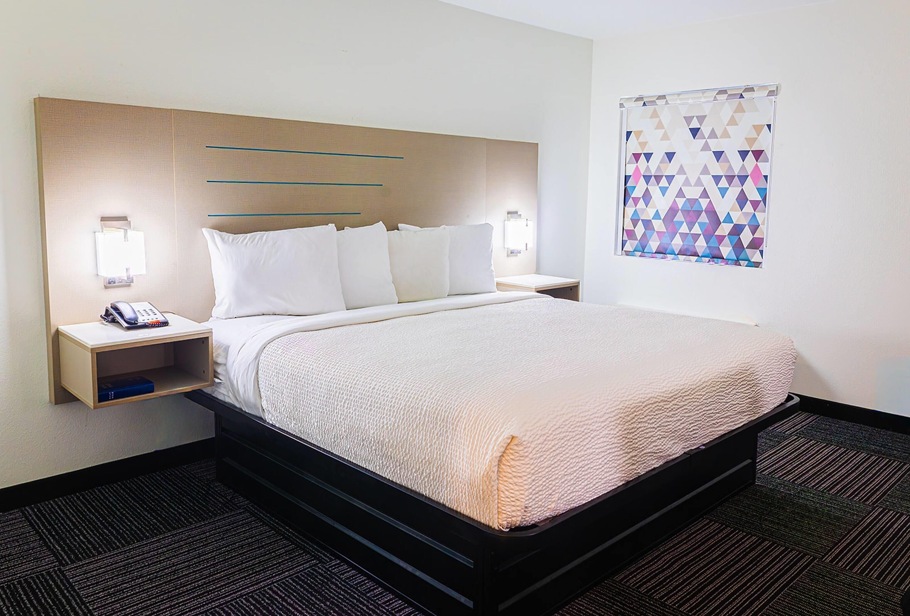 Chambre, 1 très grand lit, non-fumeur | Bureau, système d’insonorisation, fer et planche à repasser