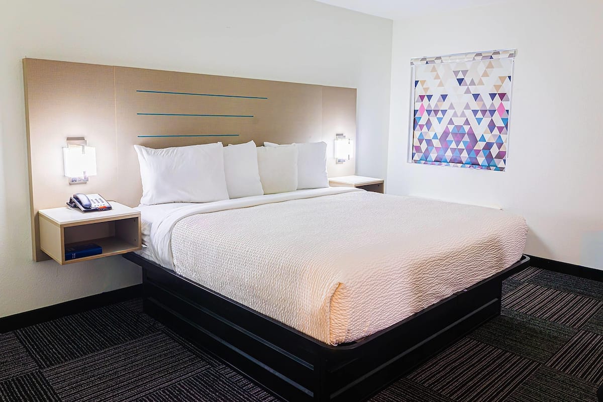 Room, 1 King Bed, Non Smoking | Desk, soundproofing, iron/ironing board, WiFi (free)