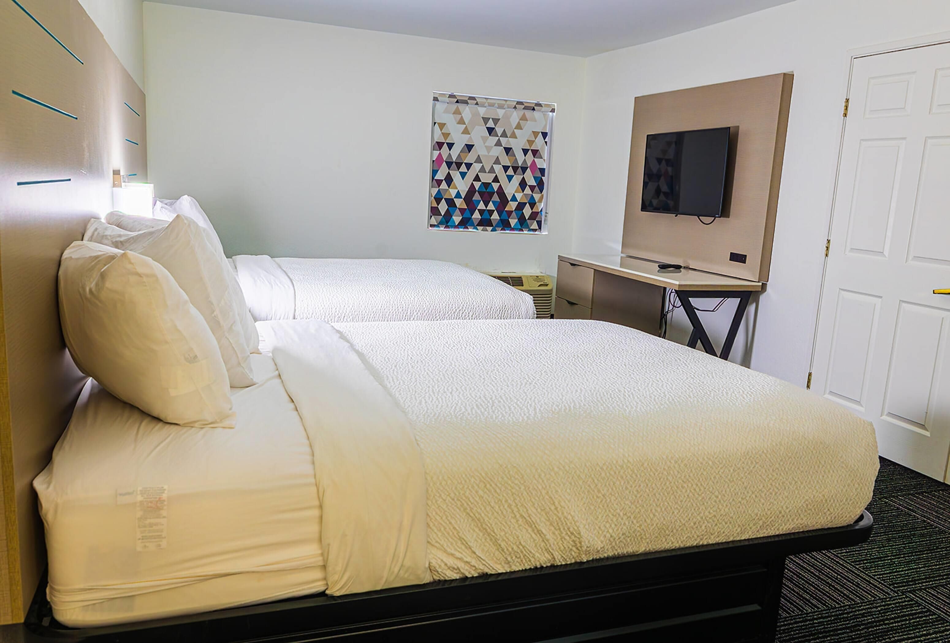 3 Queen Beds, Non-Smoking | Bureau, système d’insonorisation, fer et planche à repasser