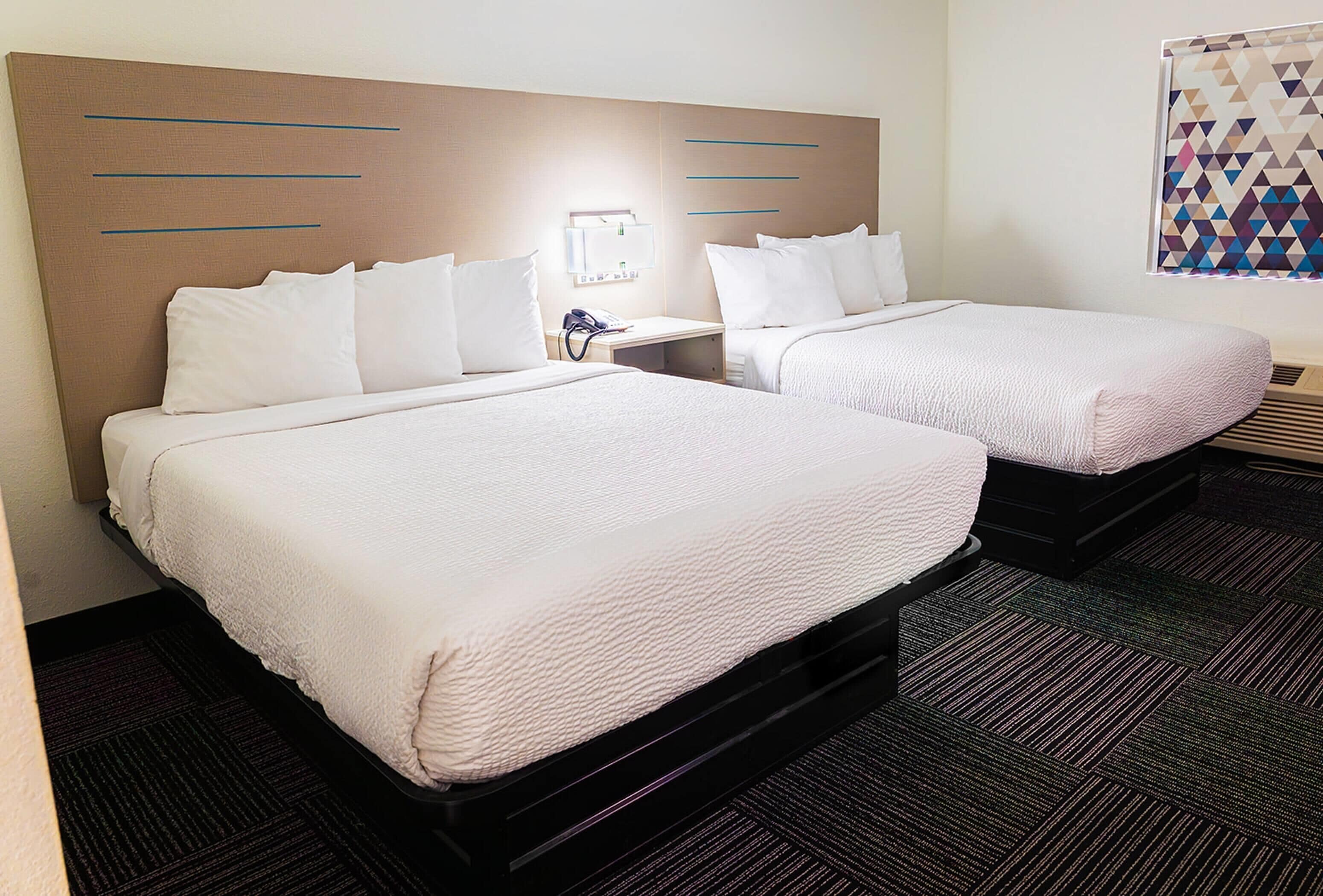 Chambre, 2 grands lits, non-fumeur | Bureau, système d’insonorisation, fer et planche à repasser