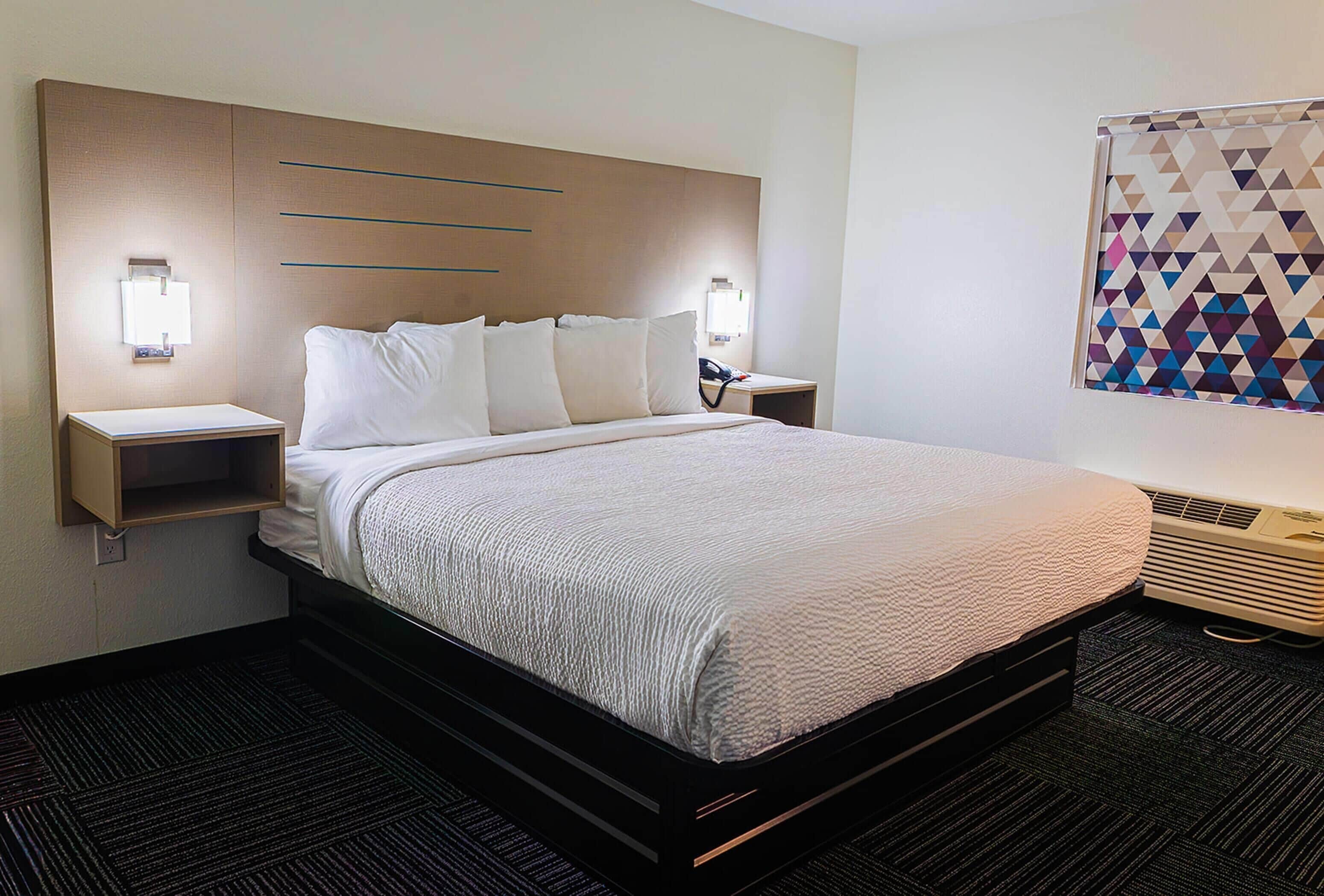 Chambre, 1 très grand lit, non-fumeur (Mobility, Bathtub w/Grab Bars) | Bureau, système d’insonorisation, fer et planche à repasser