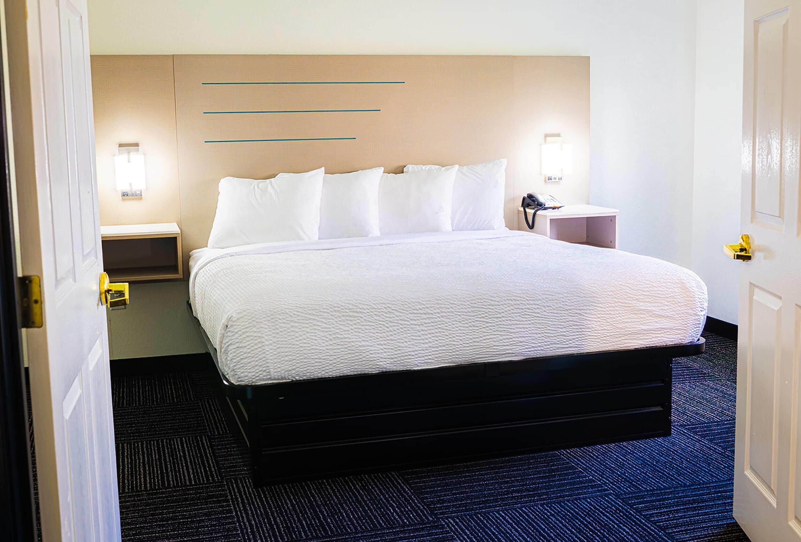 Chambre, Plusieurs lits, non-fumeur | Bureau, système d’insonorisation, fer et planche à repasser