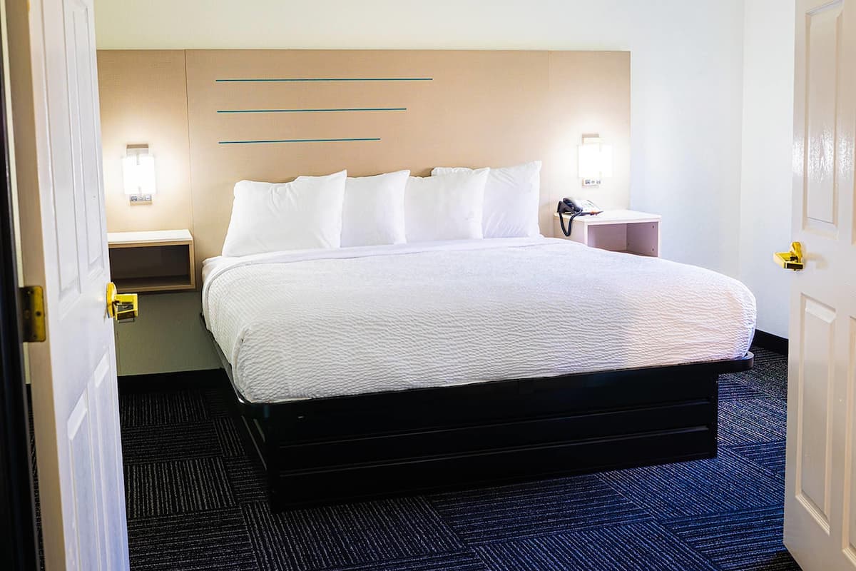 Desk, soundproofing, iron/ironing board, free WiFi