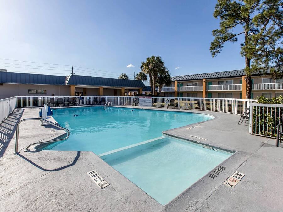 Sesongbasert utendørsbasseng