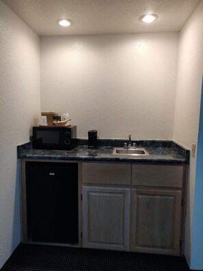 Studio Suite, 1 King Bed, Non Smoking | Minibar
