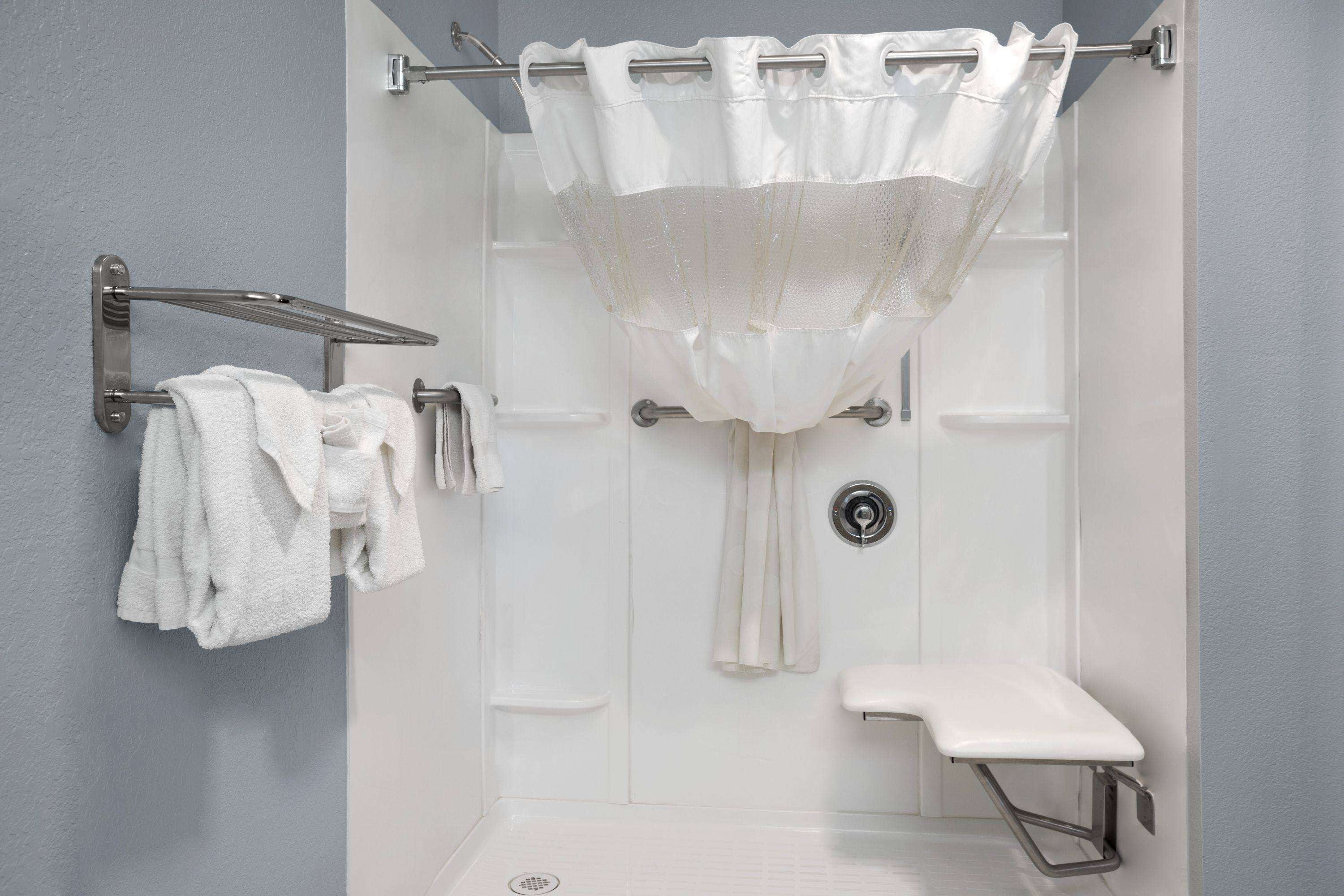 Room, 1 King Bed, Accessible, Non Smoking (Mobility Accessible) | Bathroom